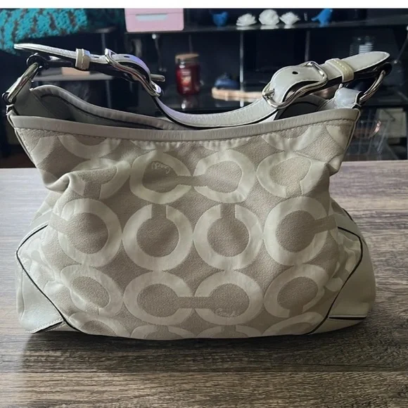 COACH Vintage Cream White Peyton Shoulder Bag Uncommon Light Green Lining - Picture 1 of 9